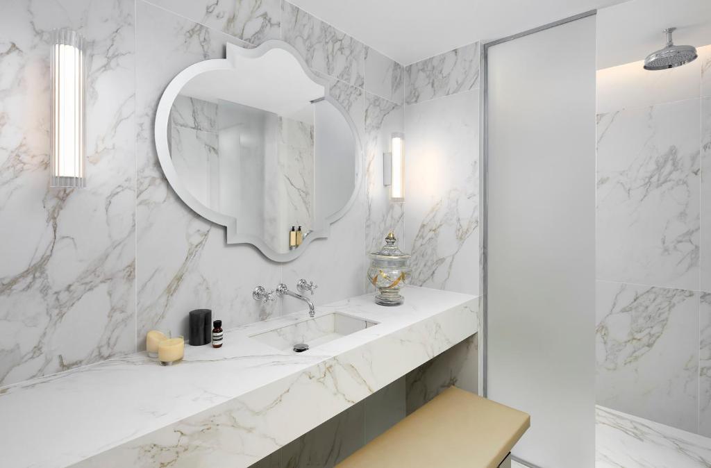 Deluxe Suite - Image 6