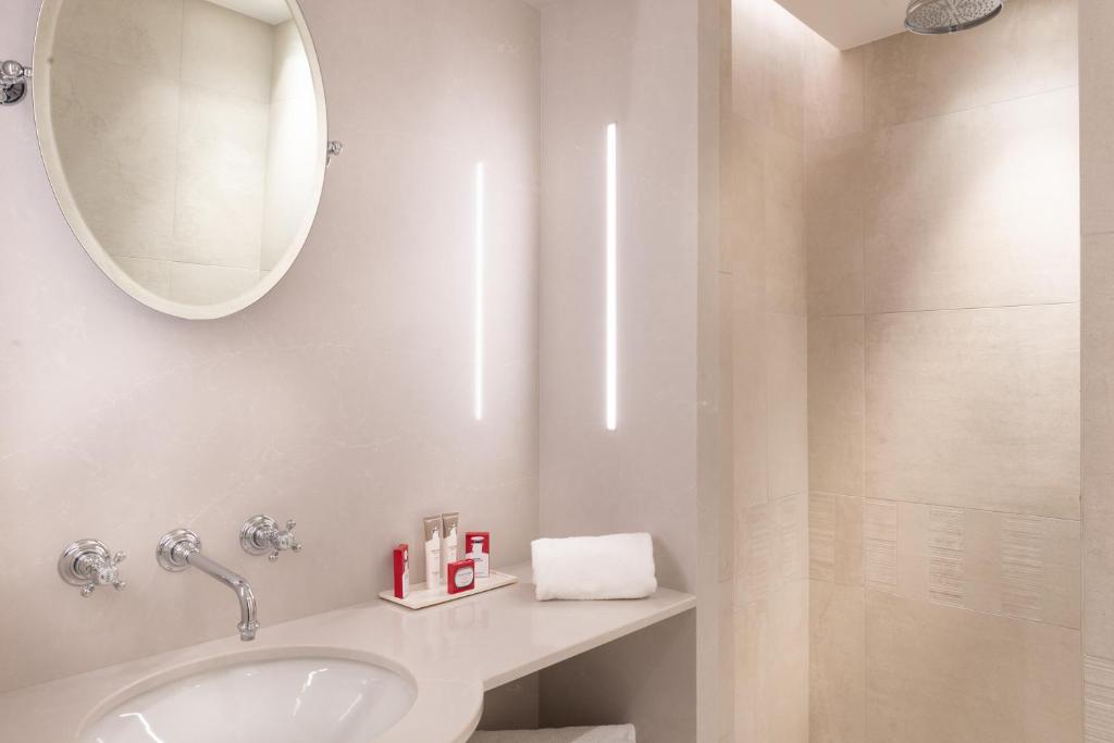 Junior Suite with Balcony - Image 5
