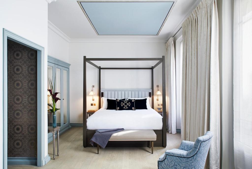 Junior Suite with Balcony - Image 7