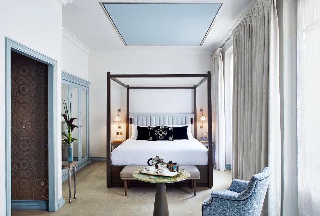 Junior Suite with Balcony - Image 8