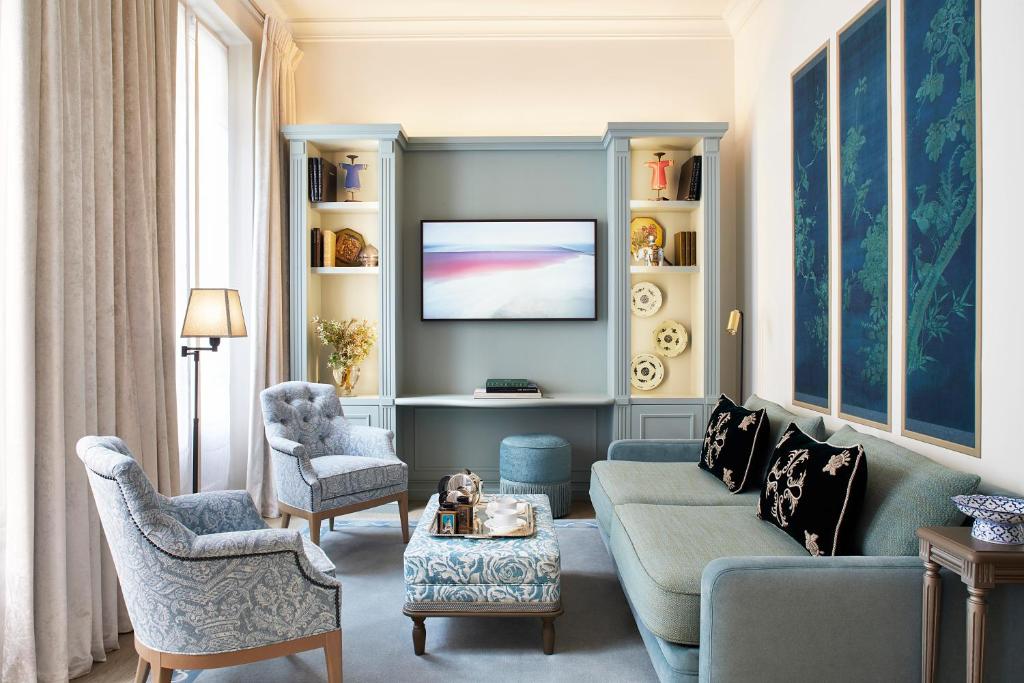 Junior Suite with Balcony - Image 9