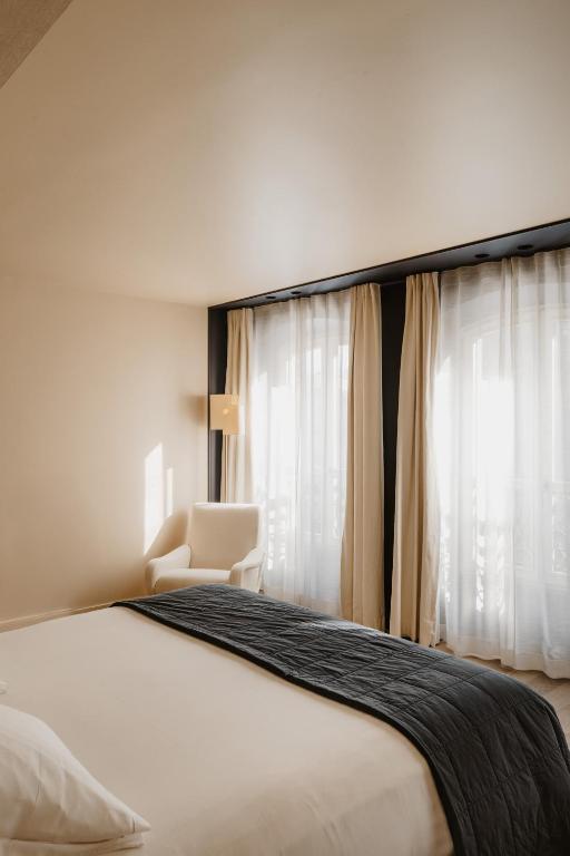 Deluxe Double Room - Image 11