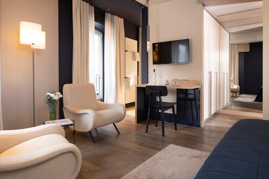 Deluxe Double Room - Image 4