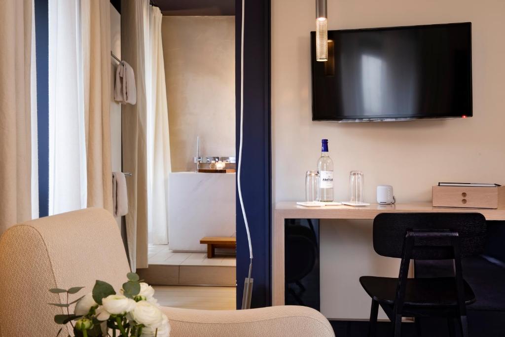 Deluxe Double Room - Image 5