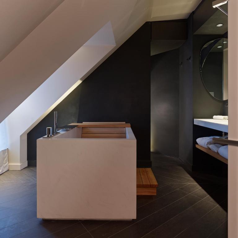 Deluxe Double Room - Image 8