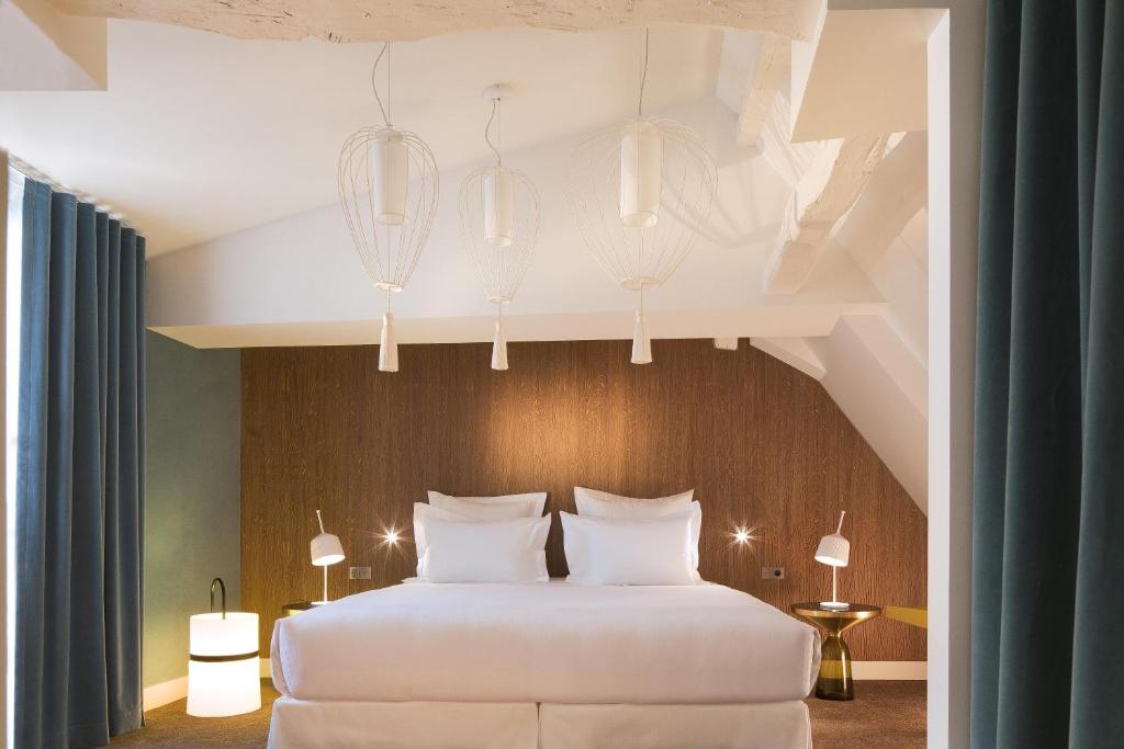 Deluxe King Room - Image 13