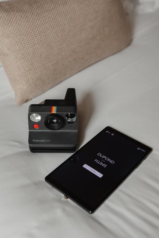Deluxe King Room - Image 16