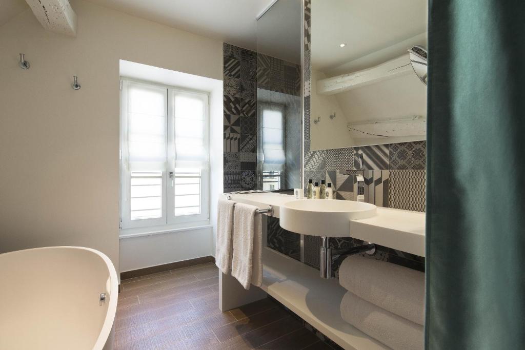Deluxe King Room - Image 4
