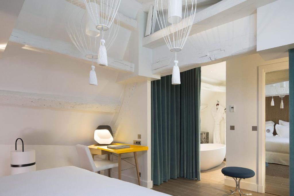 Deluxe King Room - Image 5