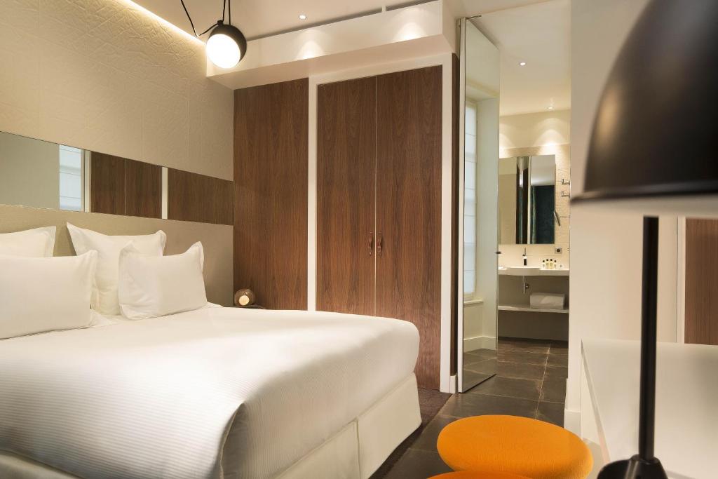 Deluxe King Room - Image 1