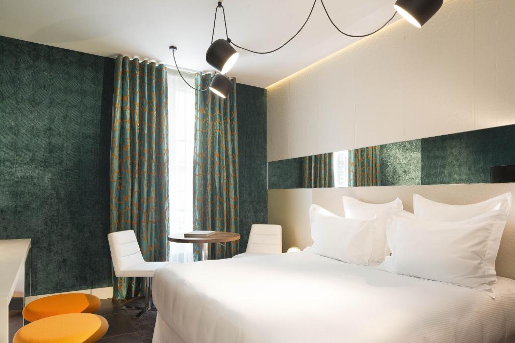 Deluxe King Room - Image 6