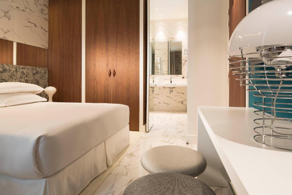 Deluxe King Room - Image 7