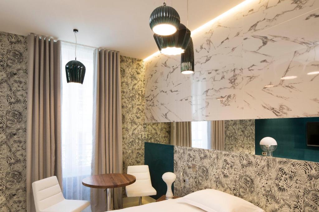 Deluxe King Room - Image 8