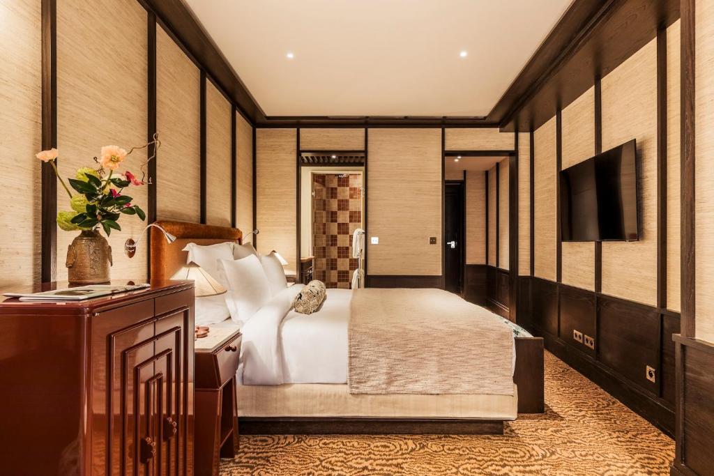 Deluxe Double Room with Balcony - Image 2