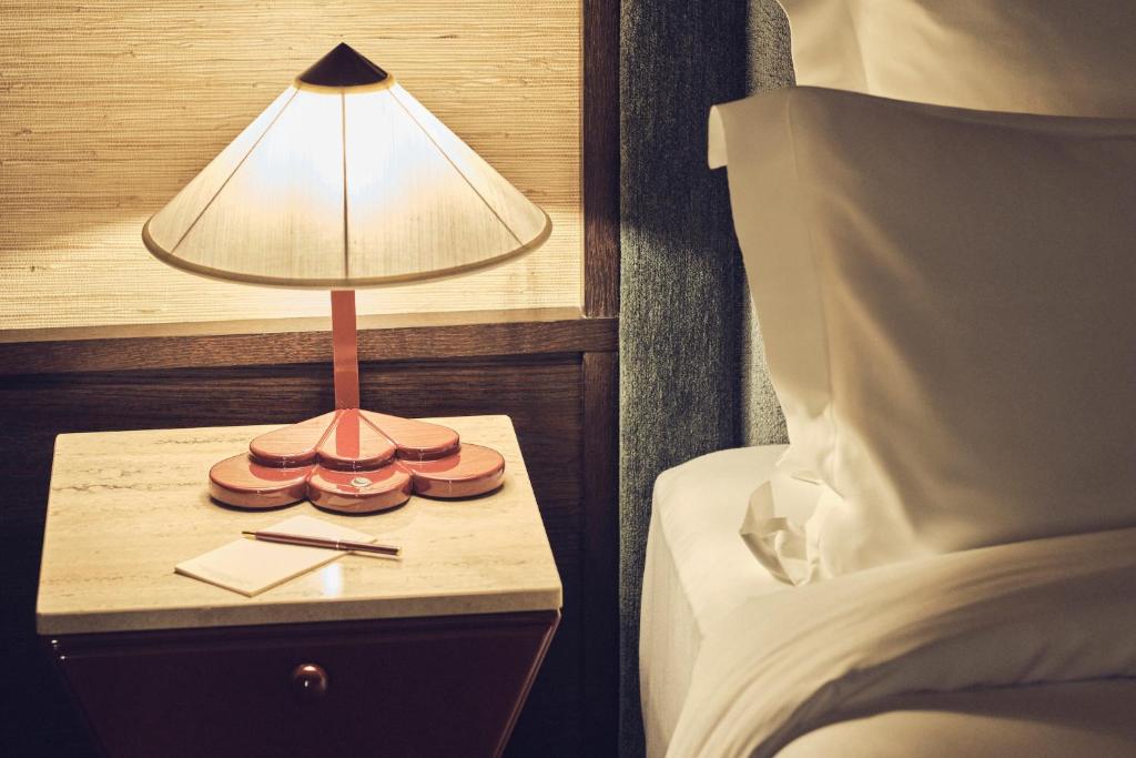 Deluxe Double Room with Balcony - Image 4
