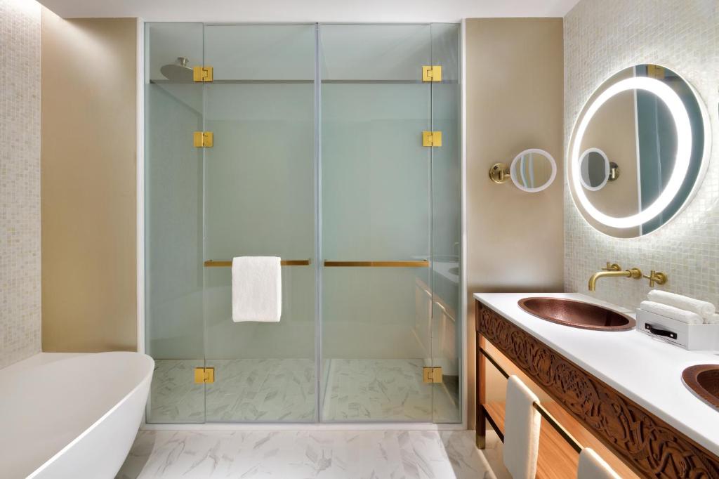 King Suite with Downtown View - Image 7