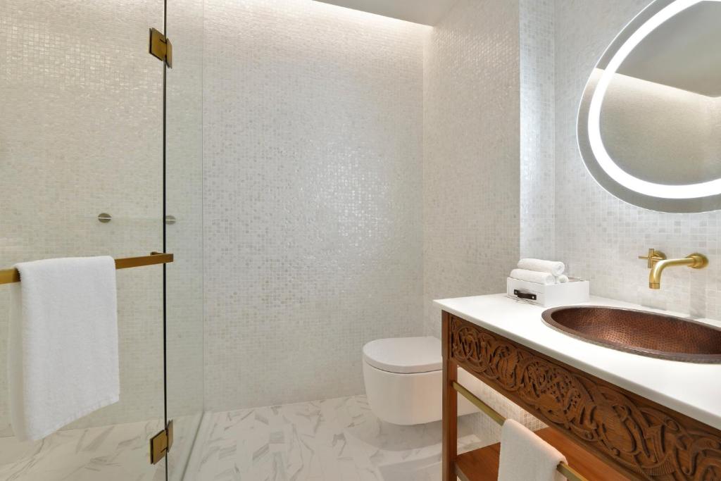 Standard Twin Room with Creek View - Image 2