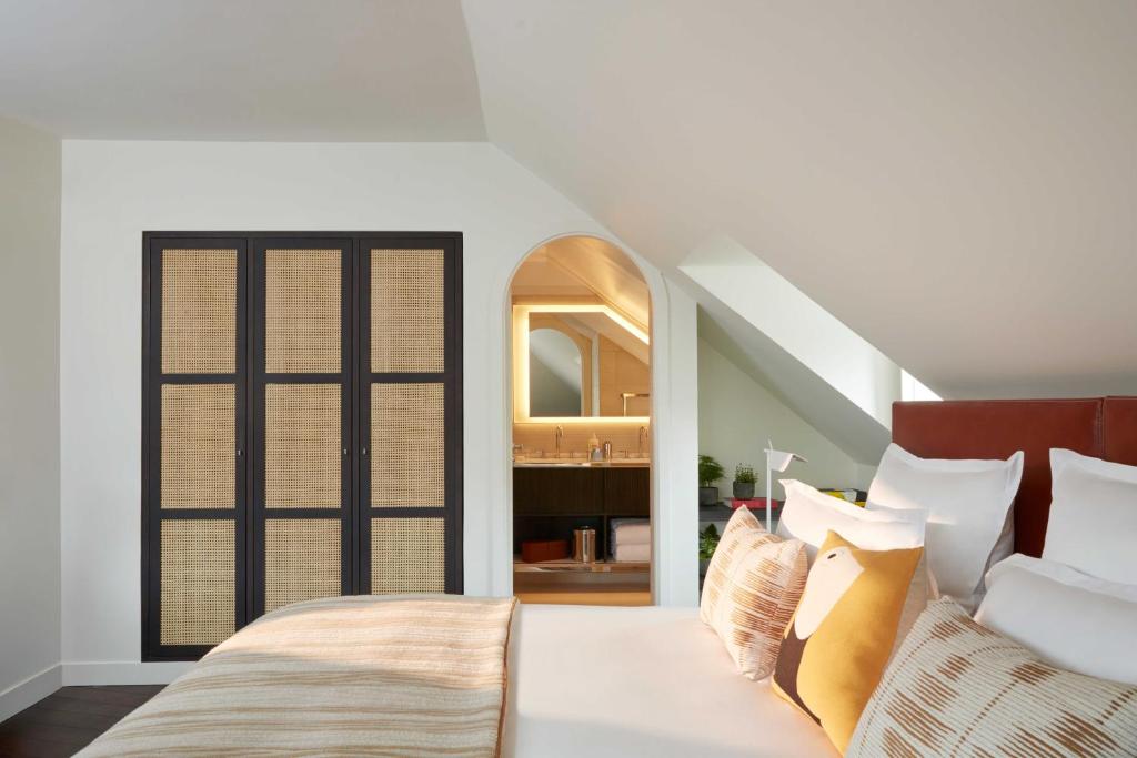 Deluxe Double Room - Image 4