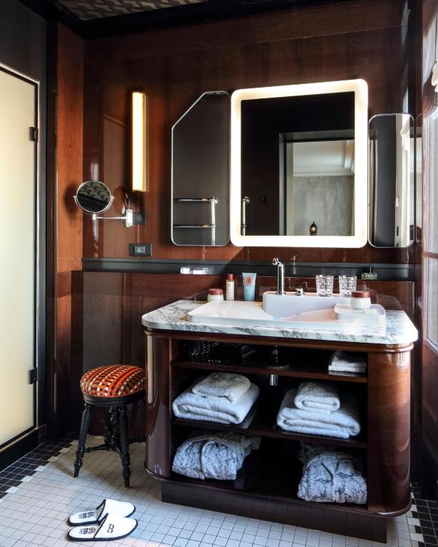 Deluxe King Room - Image 3
