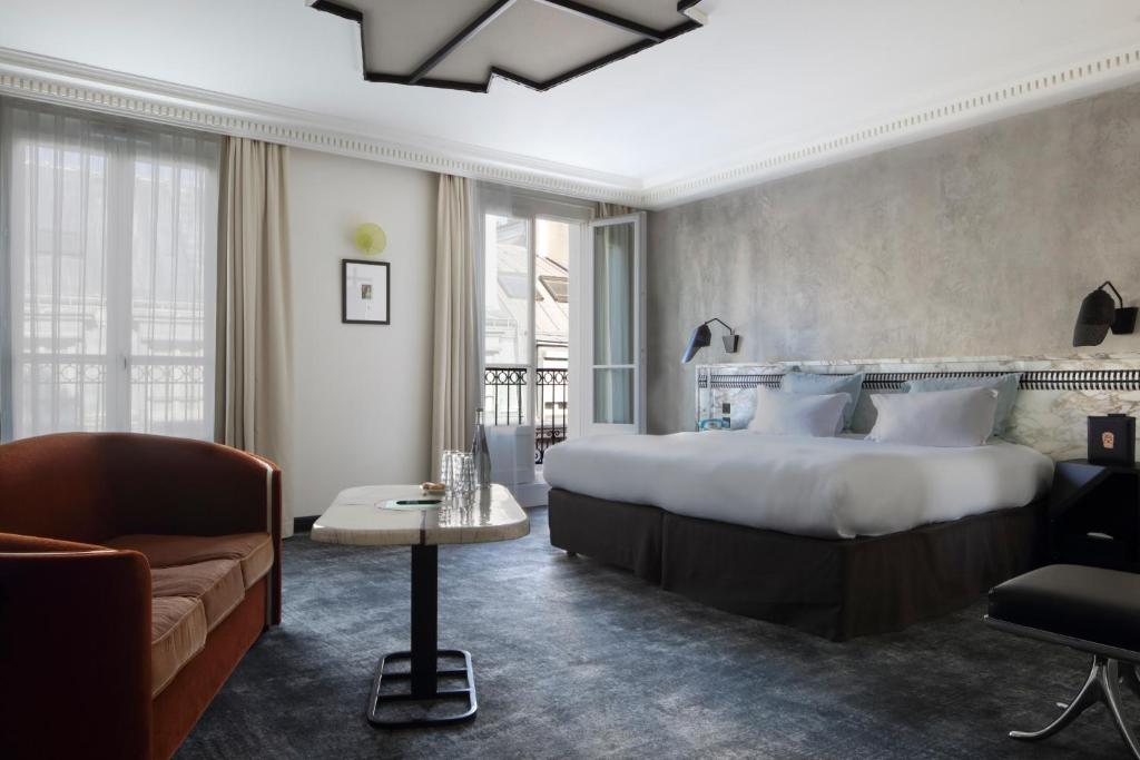 Deluxe King Room - Image 5