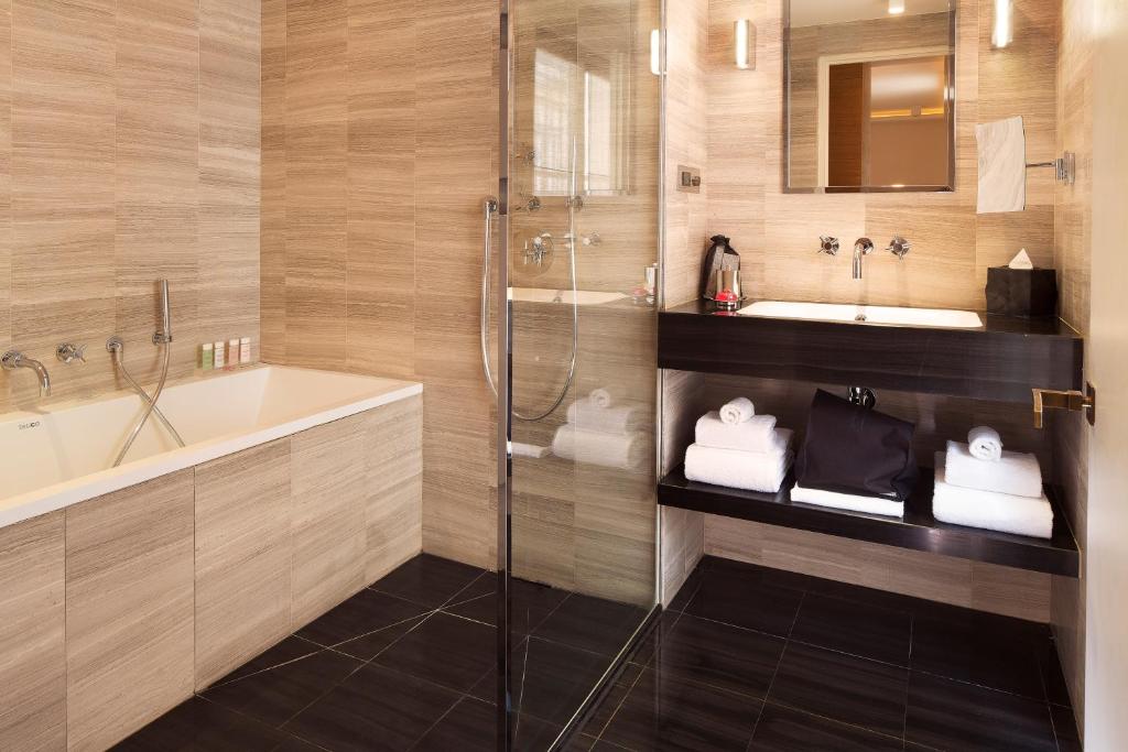 Deluxe Double Room - Image 4