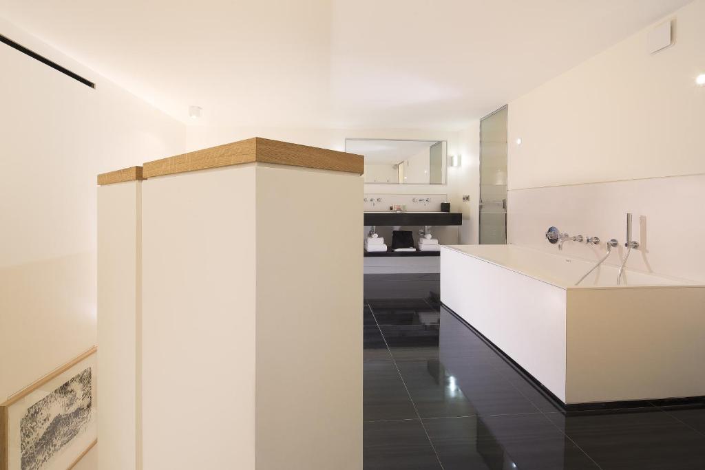 Deluxe Double Room - Image 5