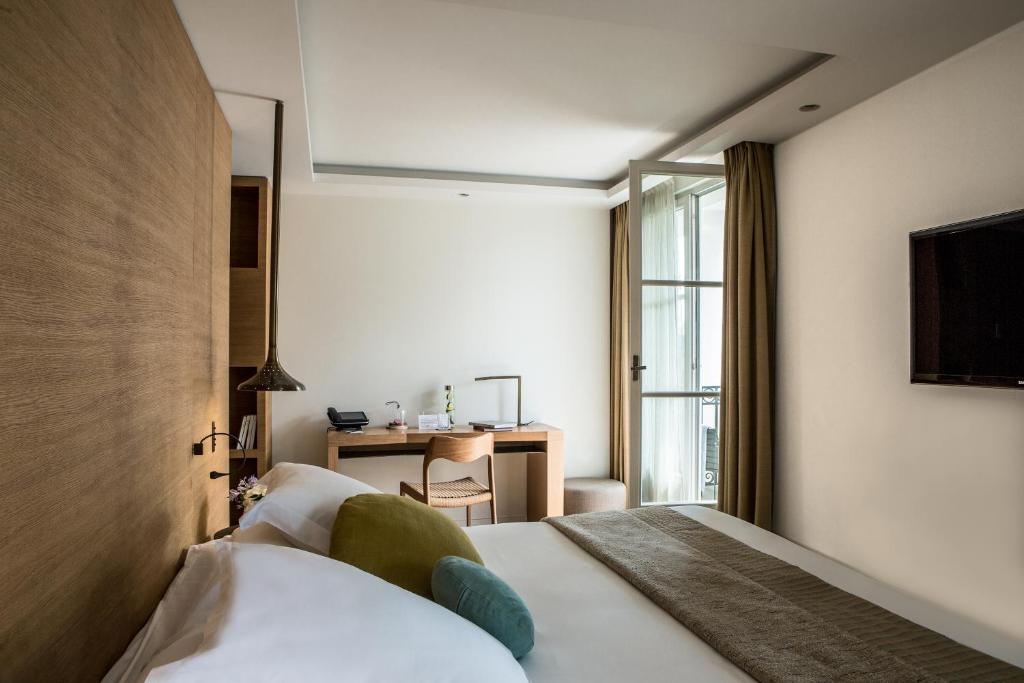 Eiffel Tower Prestige Double Room - Image 3