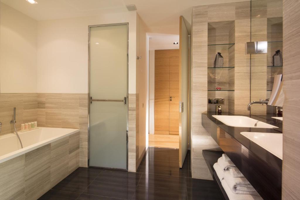 Eiffel Tower Prestige Double Room - Image 4