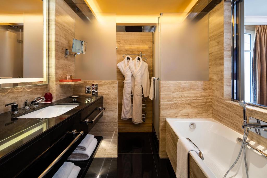 Classic Double Room with City View - Image 5
