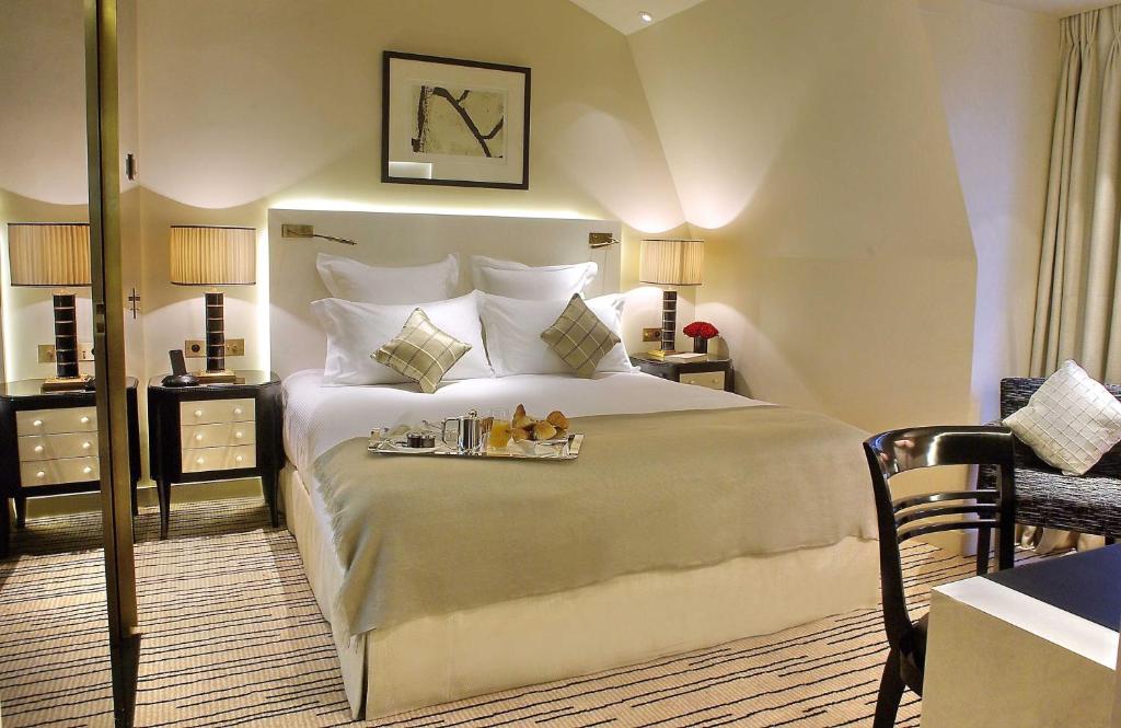 Deluxe Double Room with City View - Image 1