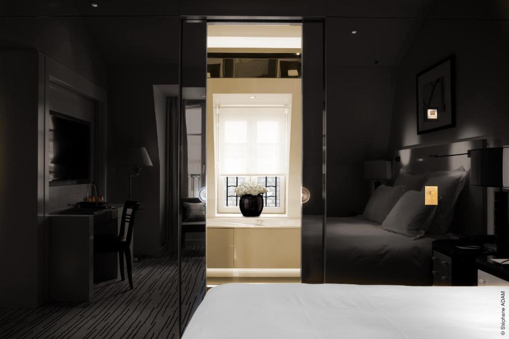 Deluxe Double Room with City View - Image 2