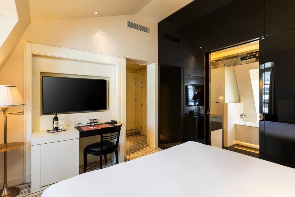 Deluxe Double Room with City View - Image 5