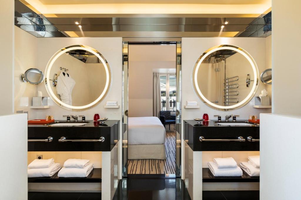 Deluxe Double Room with City View - Image 6