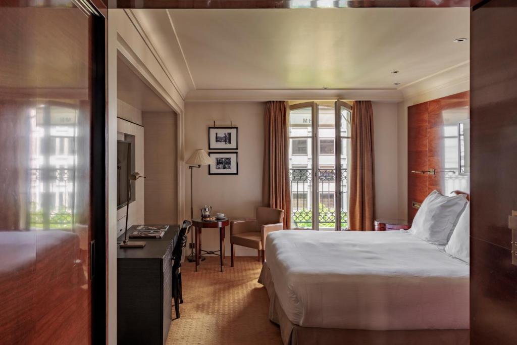 Deluxe Double Room with City View - Image 7