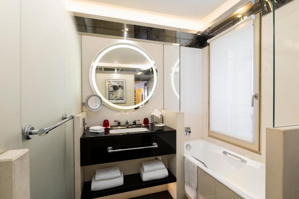 Junior Suite with City View - Image 5
