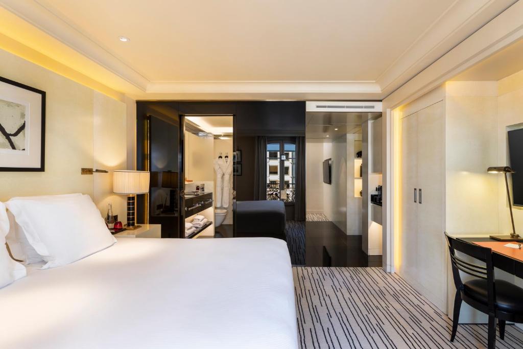 Suite with Terrace and City View - Image 3