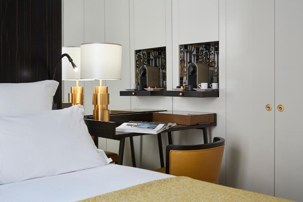 Deluxe Double Room - Image 11