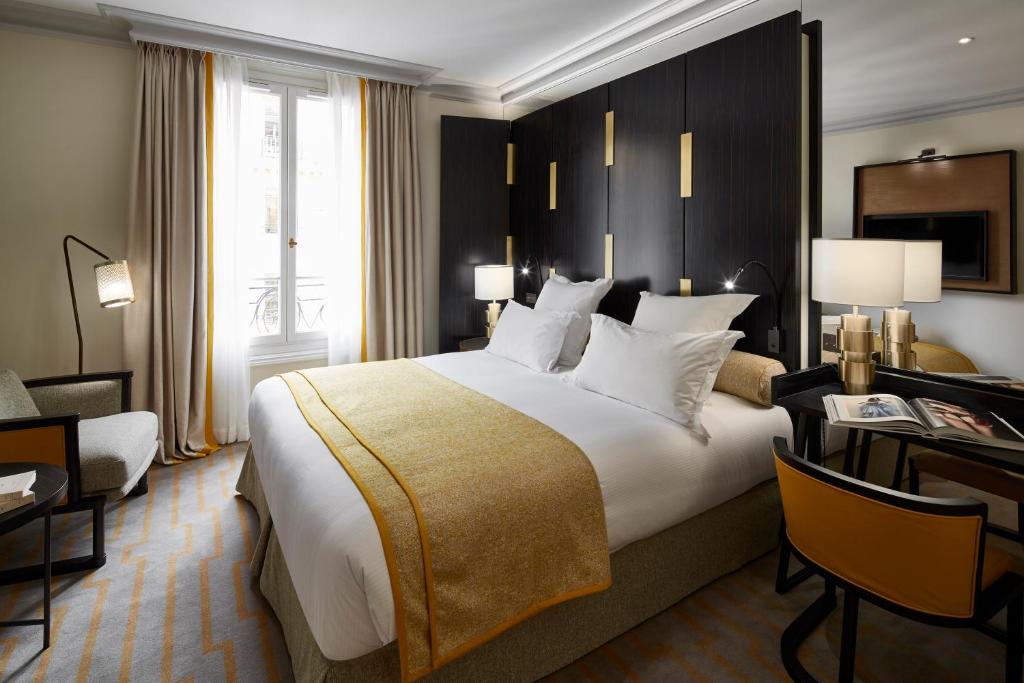 Deluxe Double Room - Image 12
