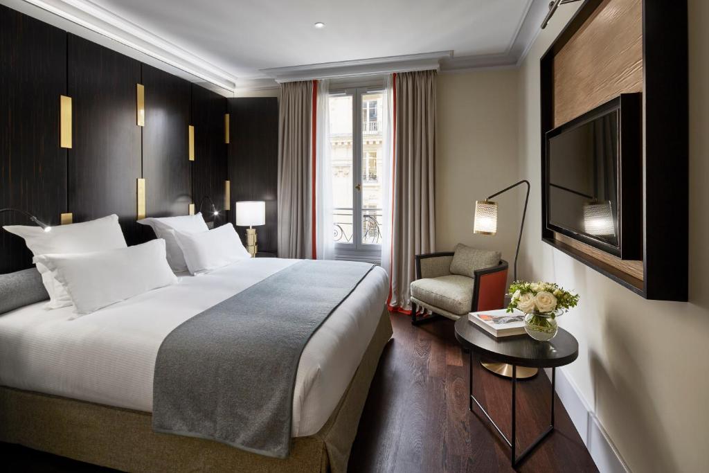 Deluxe Double Room - Image 9