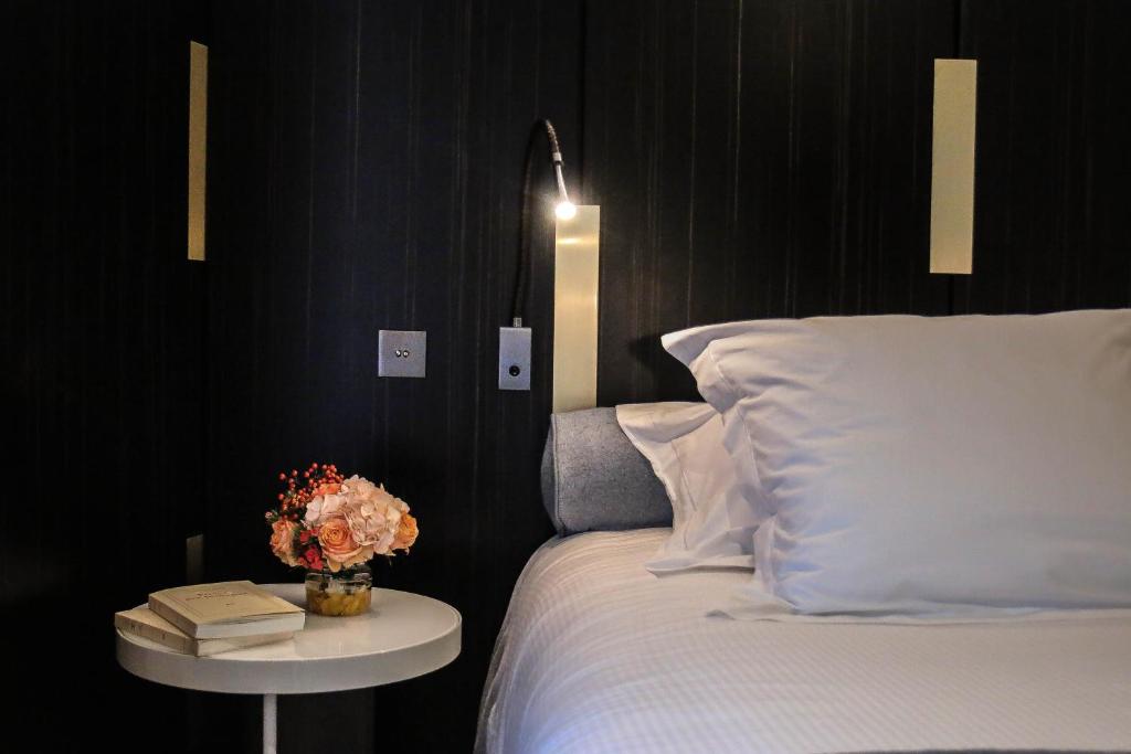 Junior Suite with Free Bottle of Champagne - Image 11