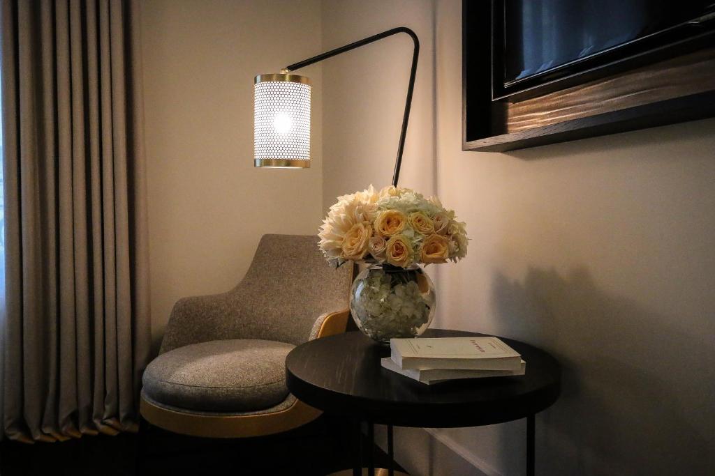 Junior Suite with Free Bottle of Champagne - Image 8
