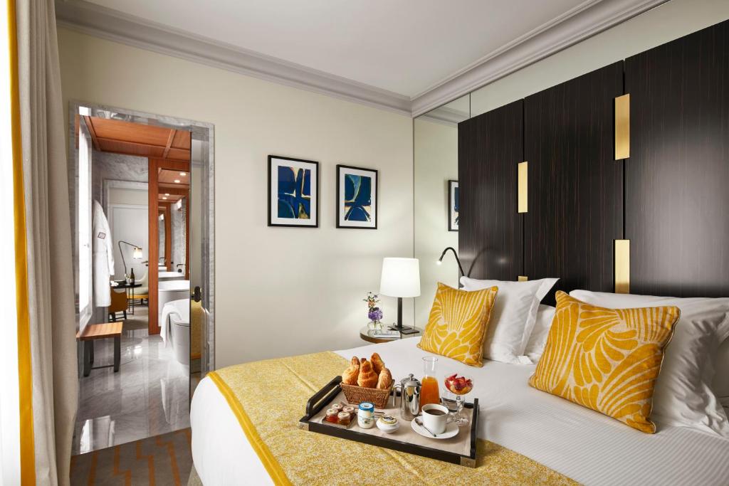 Suite with Free Bottle of Champagne - Image 1