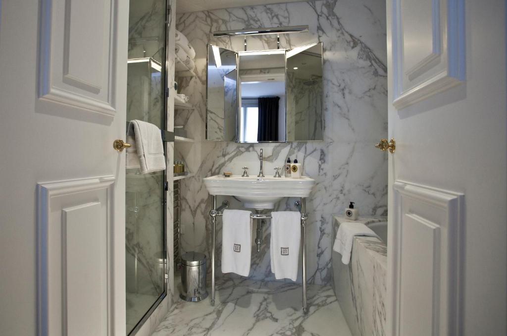 Suite with Free Bottle of Champagne - Image 11