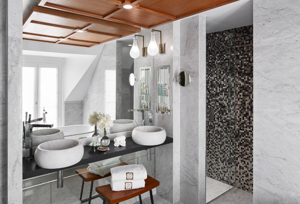 Suite with Free Bottle of Champagne - Image 16