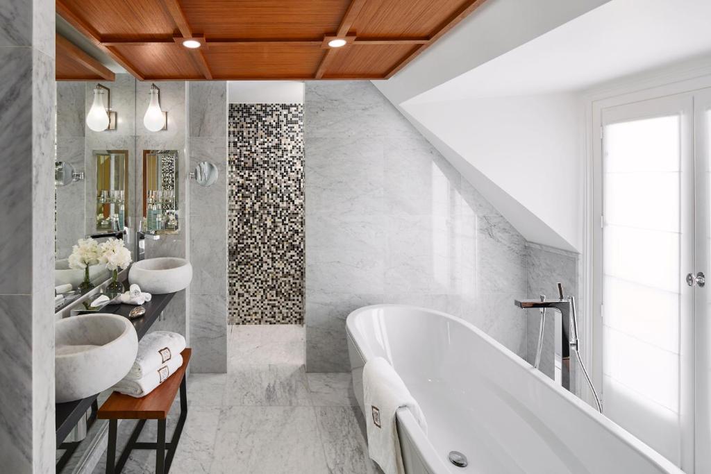Suite with Free Bottle of Champagne - Image 17