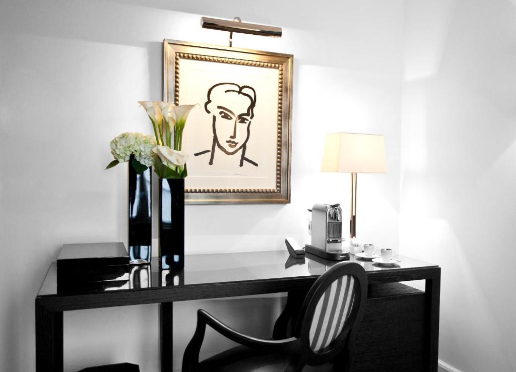Suite with Free Bottle of Champagne - Image 8