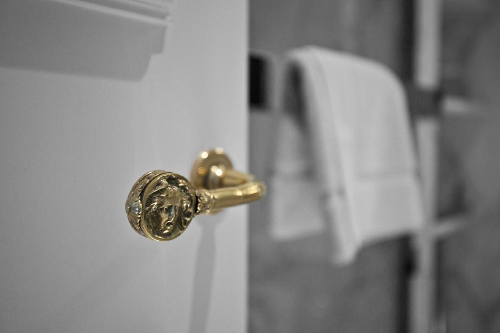 Suite with Free Bottle of Champagne - Image 9