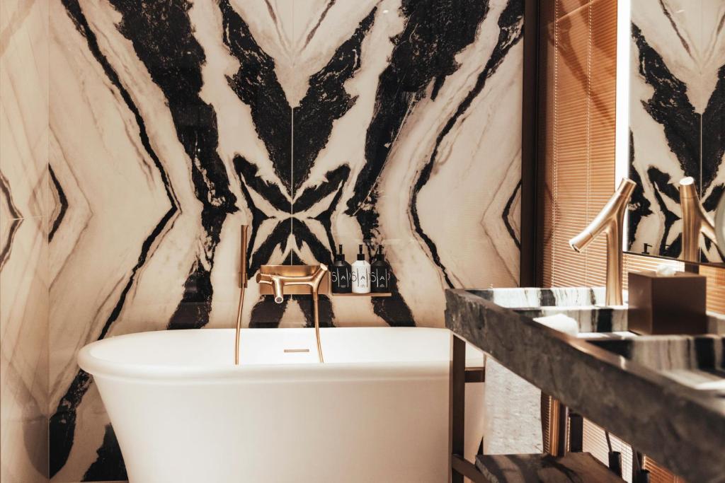 Deluxe King Junior Suite - Image 2