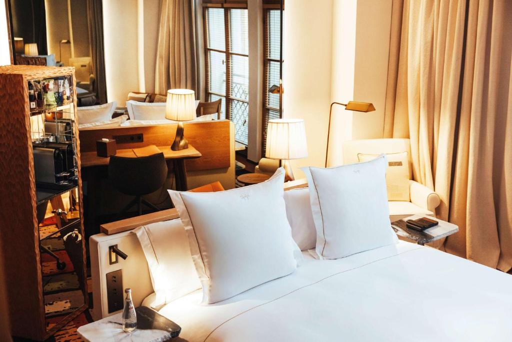 Deluxe King Junior Suite - Image 6