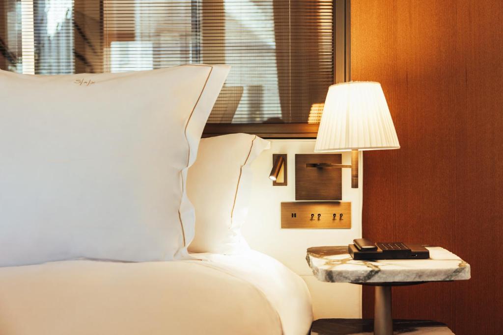 Deluxe King Room with Terrace - Image 5